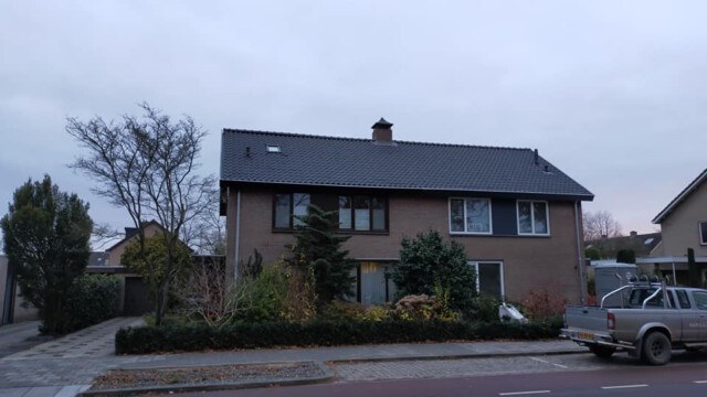 Dak renovatie!
Deze mooie 2-onder-één-kap woningen voorzien van een nieuw dak. Allereerst de schoorstenen verwijderd. Rondom de woning hebben we Trespa aangebracht. De pvc afvoeren zijn vernieuwd voor zinken, en bijpassend zinken goten geplaatst. Bestaand dakbeschot verwijderd en nieuwe terug geplaatst. Daarna voorzien van isolatiefolie en panlatten.Tenslotte nieuwe pannen erop.
De klant is tevreden en wij ook.