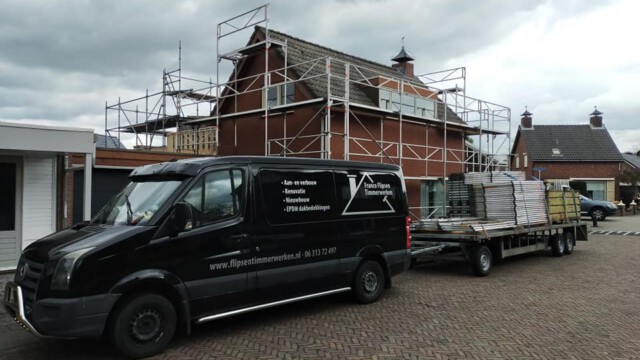 Steiger geplaatst bij een vrijstaande woning t.b.v. dakrenovatie van bouwbedrijf van Zundert. Heeft u werk op hoge hoogte, en kunt u er onmogelijk bij? Wij maken vrijblijvend een offerte. Ook voor het totaal pakket.