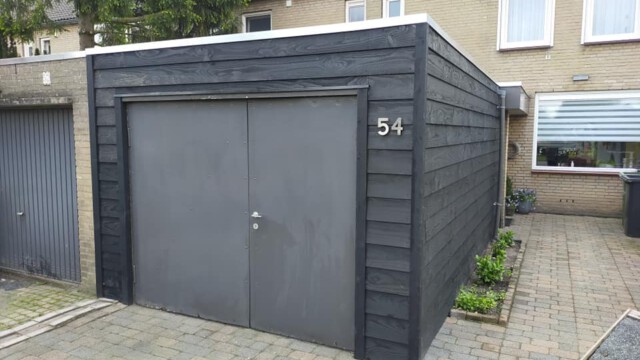 Buiten gevel bekleed met Douglas Zweeds rabat zwart.