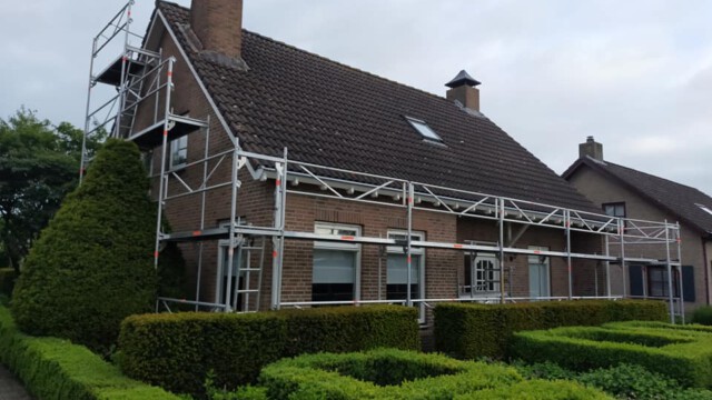 Steiger afgebroken bij 2 woningen en bij de volgende weer weggezet
