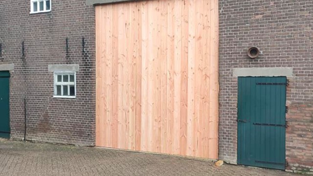 Schuurdeur vernieuwd met Douglas planken