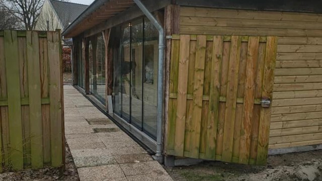 We kregen de opdracht om een overkapping weg te zetten, wat we inmiddels hebben uitgebreid tot een super deluxe vakantie huisje. Dit huisje is voorzien van wc, dubbele douche, sauna en bedstede. Op de gestorte en gevlinderde beton vloer staat een frame van oude eiken balken met daarachter een glazen schuifwand.