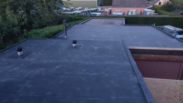 Dak vervangen van het vuile dakleer naar het mooie EPDM, dakleer eraf nieuwe platen erop en folie, isolatie en afgewerkt met EPDM. Weer een tevreden klant !!