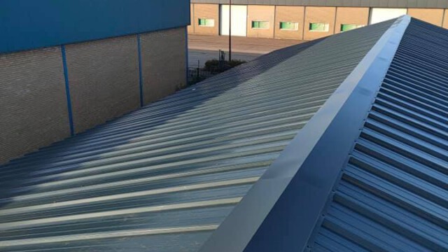 Van deze bedrijfsloods hebben we de oude dakplaten vervangen en vernieuwd voor nieuwe geïsoleerde dakplaten.