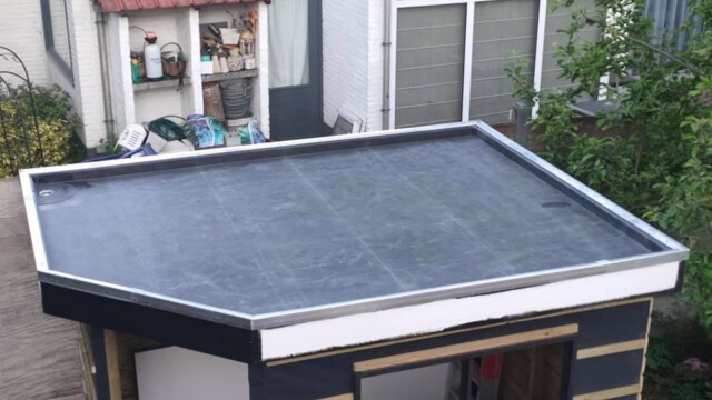 In opdracht van bouwbedrijf van Zundert dit schuurtje voorzien van een EPDM dakbedekking. Afgewerkt met daktrim.