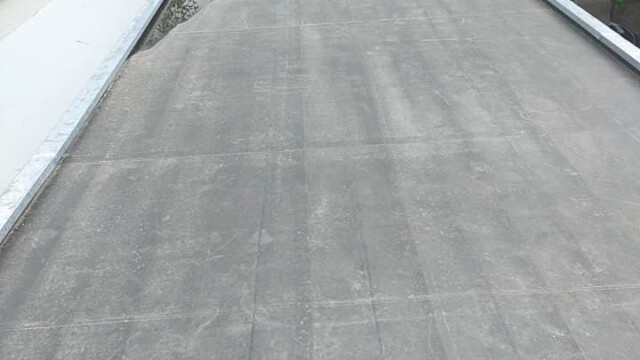 Deze Douglas overkapping voorzien van EPDM dakbedekking afgewerkt met zinken deklijst!