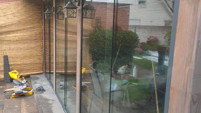 Mooie strakke glazen schuifpui gezet