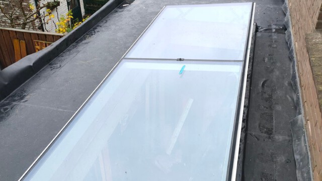 Dak gelegd met lichtkoepel, isolatie gelegd en daarover EPDM geplakt. Is uw dak ook aan vervanging toe? Neem gerust contact met ons op.