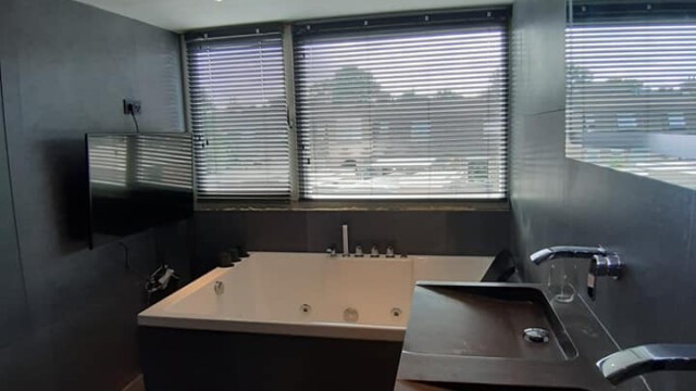 Hierbij hebben we een slaapkamer omgetoverd tot badkamer. Volledig leidingwerk aangelegd en verlaagd plafond met spotjes en ingebouwde regendouche. Badkamer volledig betegeld en afgemonteerd. Ook hebben we een dakkapel geplaatst over de volle breedte zo word de ruimte optimaal benut. De badkamer is voorzien van alle luxe snufjes en vloer en wand verwarming, elektrische kranen, bubbelbad en tv.
Ook ideeën over een nieuwe badkamer, laat het ons weten